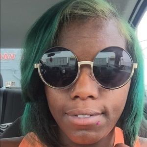 Meet your Posher, Myra