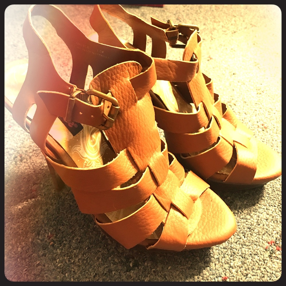 Tan strappy sandals size 8