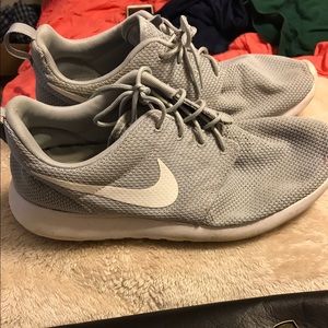 Men's Nike Roshe Run Size 11 gray white