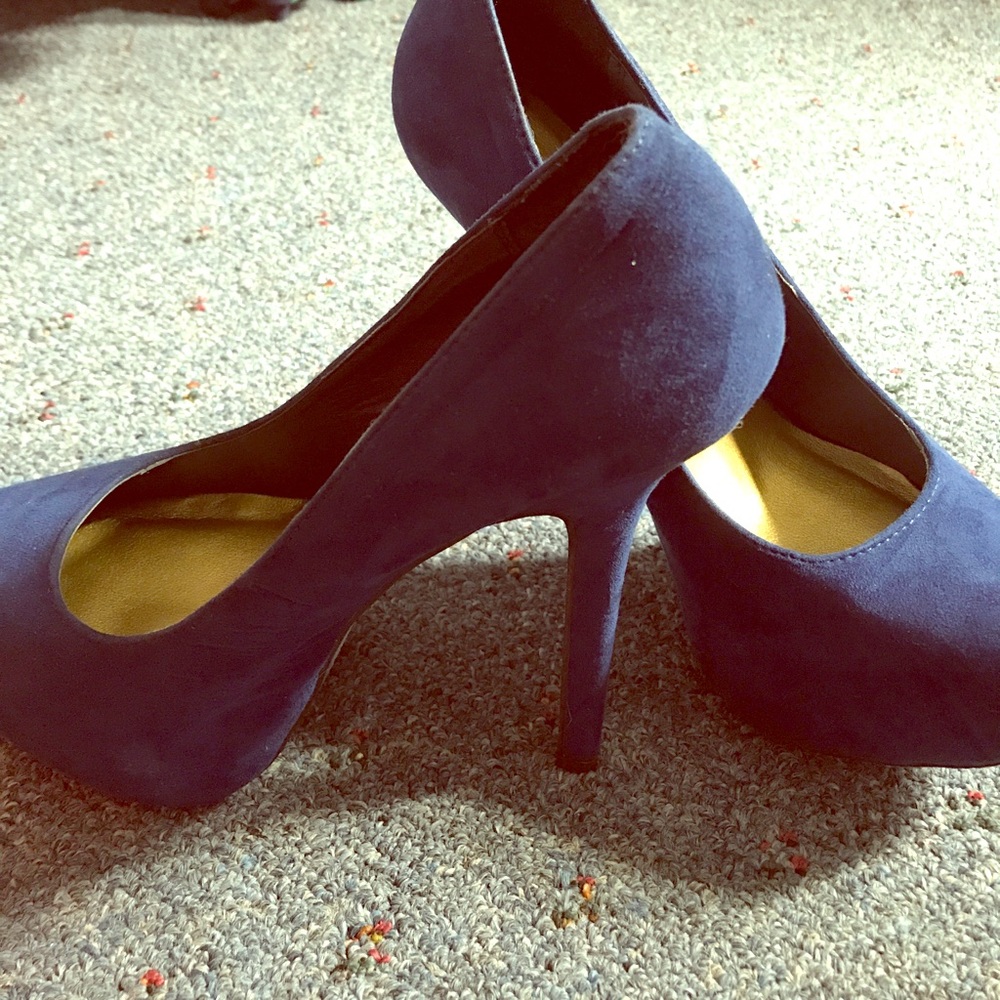 6" blue suede pumps