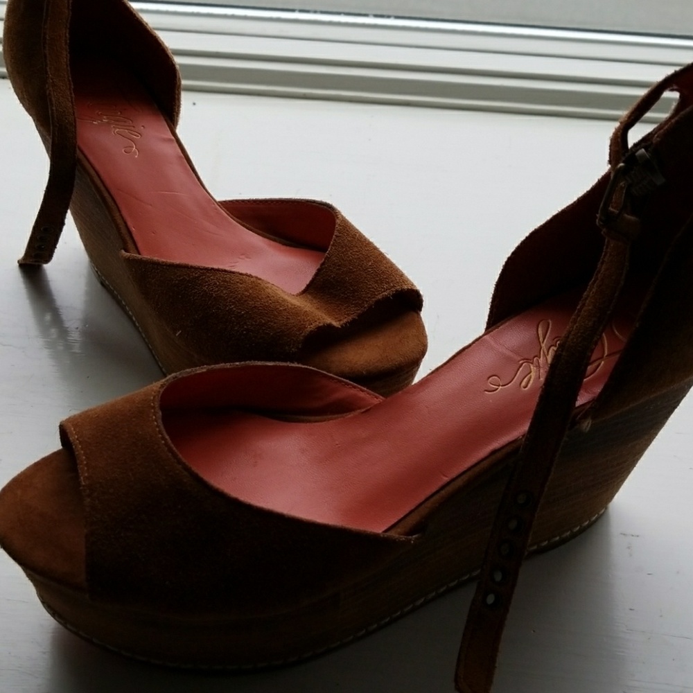 Brown suede wedge sandels