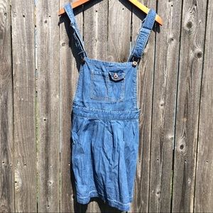 Super cute overall jean dress 👗