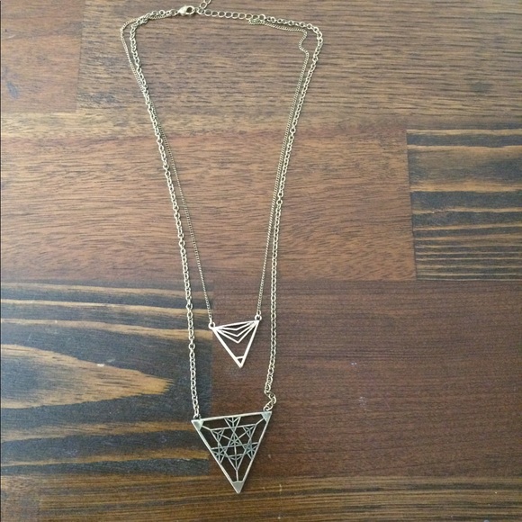 Forever 21 Jewelry - ✨Vintage Gold Colored Pendant Necklace✨