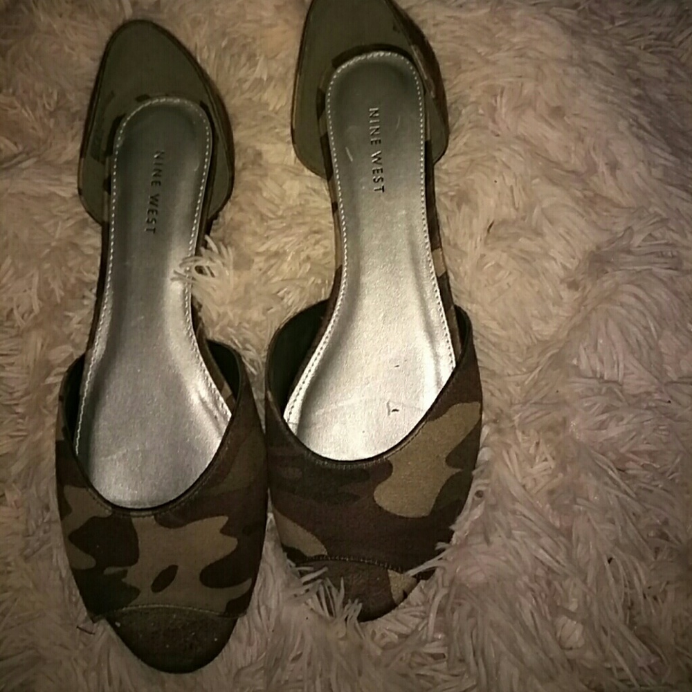Like NEW  NINE WEST CAMOUFLAGE PEEP TOE FLATS