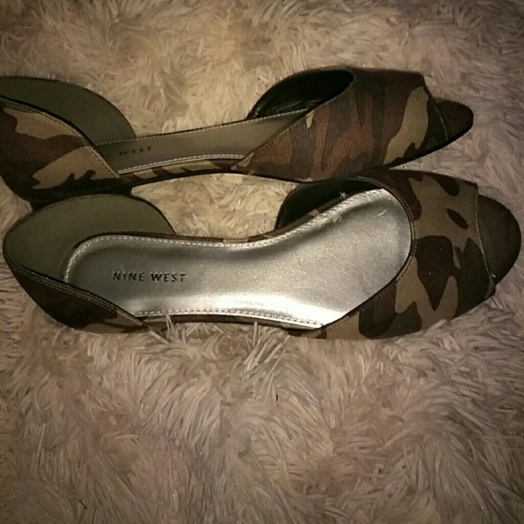 Like NEW NINE WEST CAMOUFLAGE PEEP TOE FLATS - Picture 3 of 5