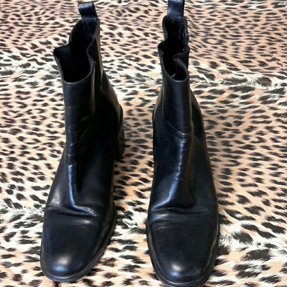 Leather ankle boots. 8 1/2 m, nice