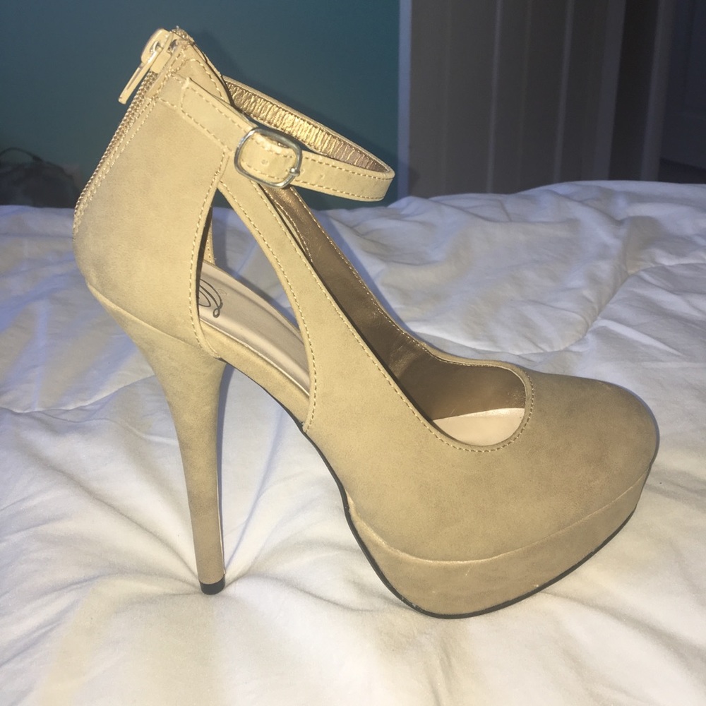 Nude high heels  NWOT