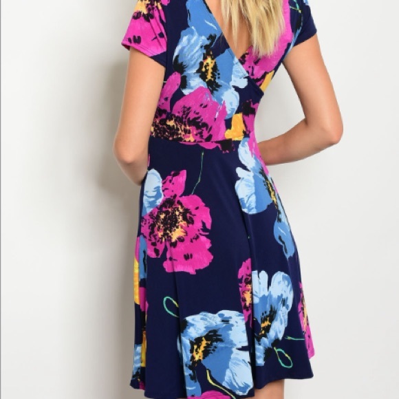 Last 1!!! Medium Floral faux wrap dress - Picture 2 of 2