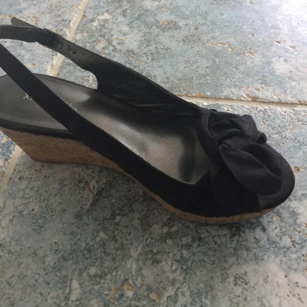 Black wedges
