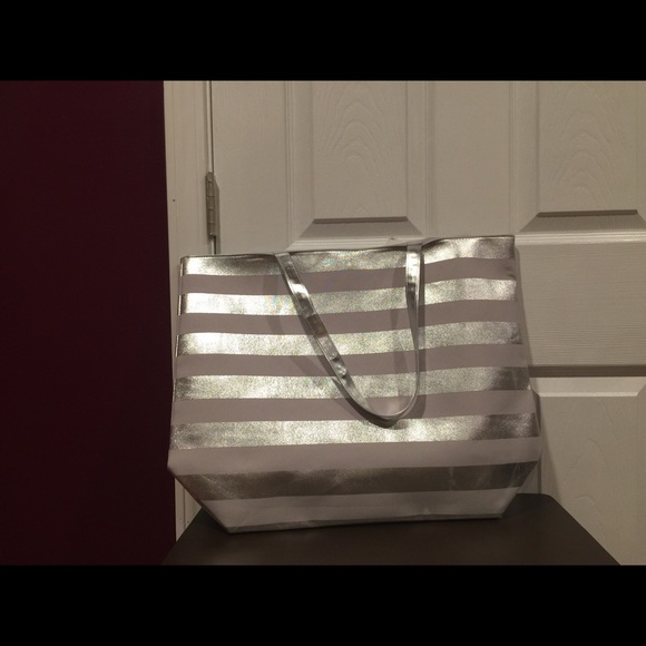 💋. Sliver Tote! Brand New - Picture 1 of 3