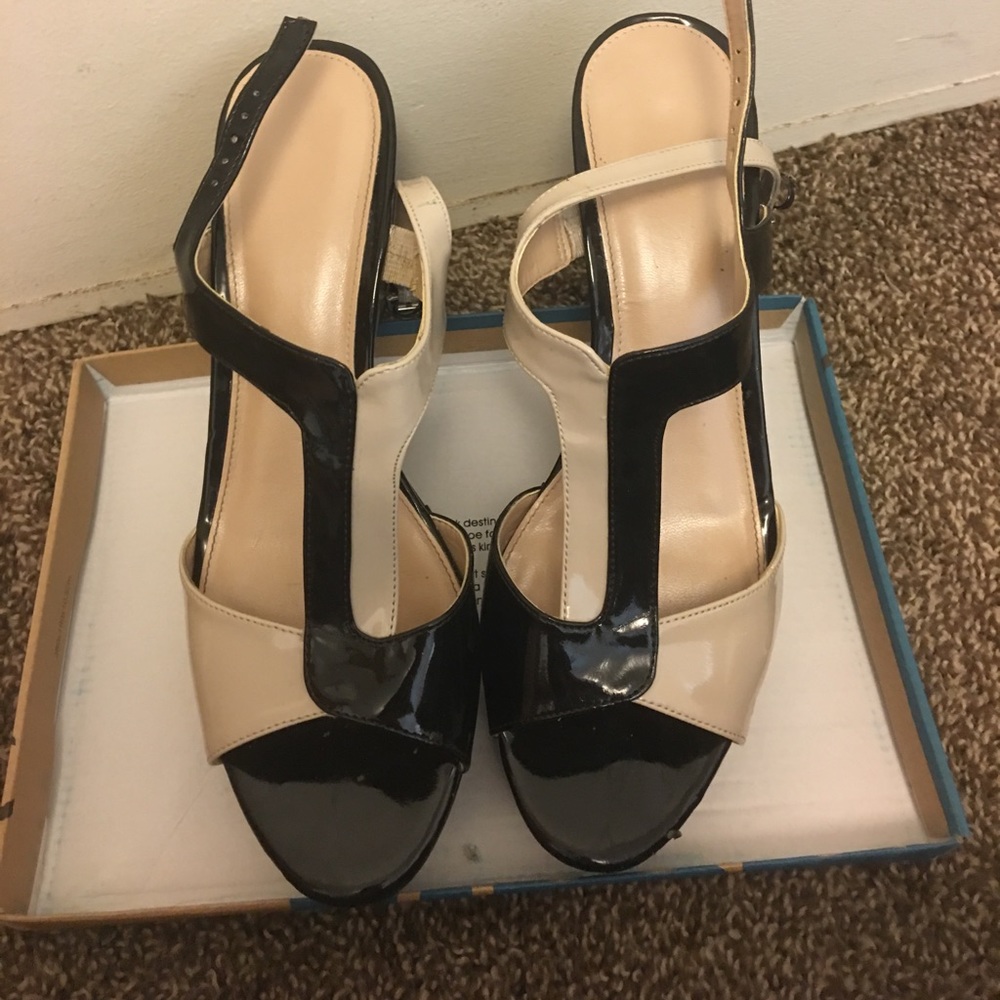 Marc Fisher nude and black platform sandals - Picture 1 of 8
