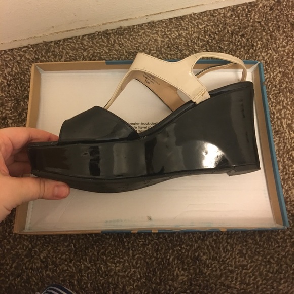 Marc Fisher nude and black platform sandals - Picture 2 of 8