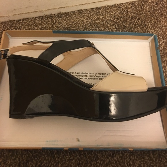 Marc Fisher nude and black platform sandals - Picture 5 of 8