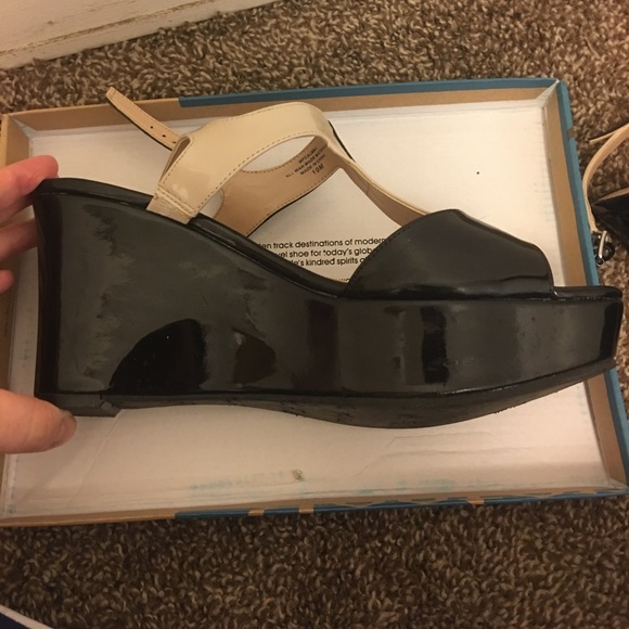 Marc Fisher nude and black platform sandals - Picture 6 of 8