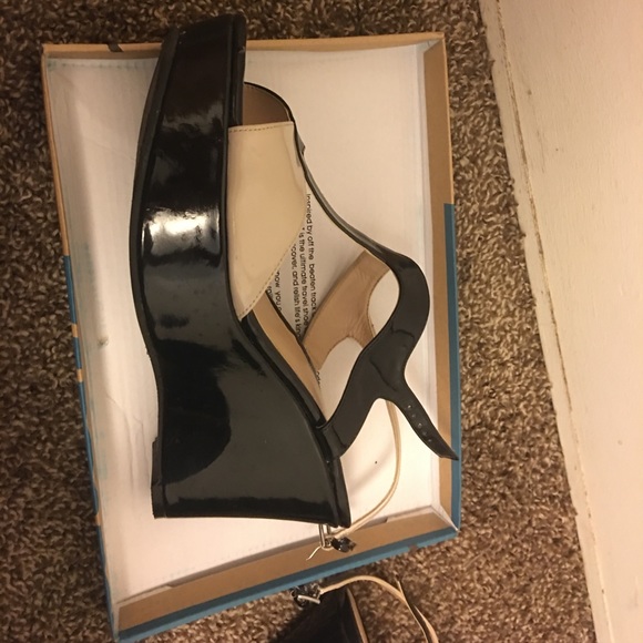 Marc Fisher nude and black platform sandals - Picture 7 of 8