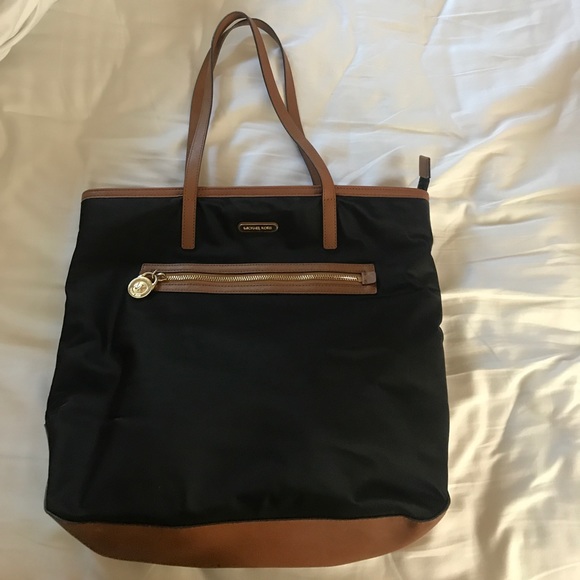 Authentic Large Michael Kors Kempton Nylon tote - Picture 1 of 4