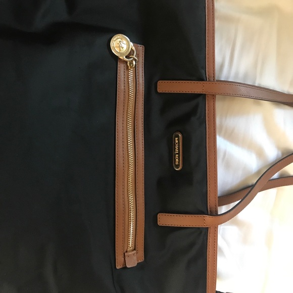 Authentic Large Michael Kors Kempton Nylon tote - Picture 2 of 4