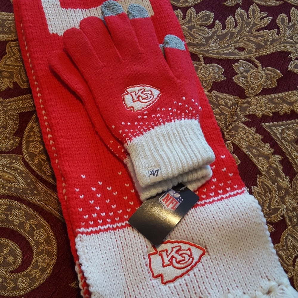 Kansas City Chiefs Scarf and Glove Set