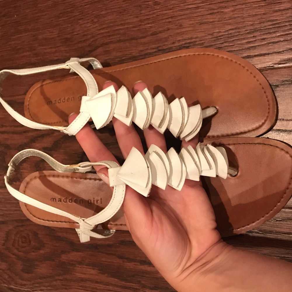 Madden Girl White Thong Sandal w "Leather" Flowers