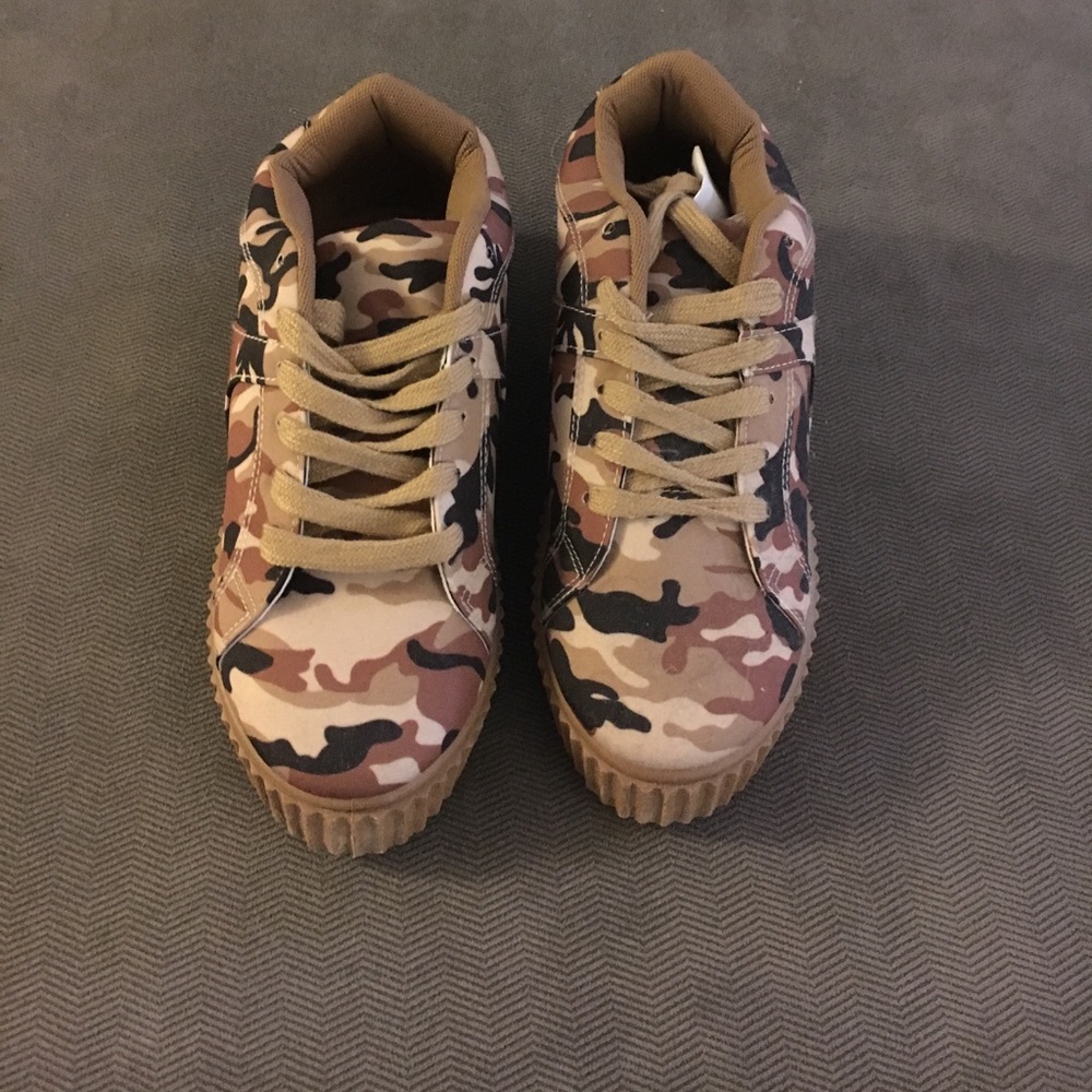 Camo sneakers / never worn