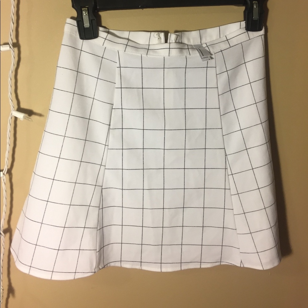 White/black checkered skirt