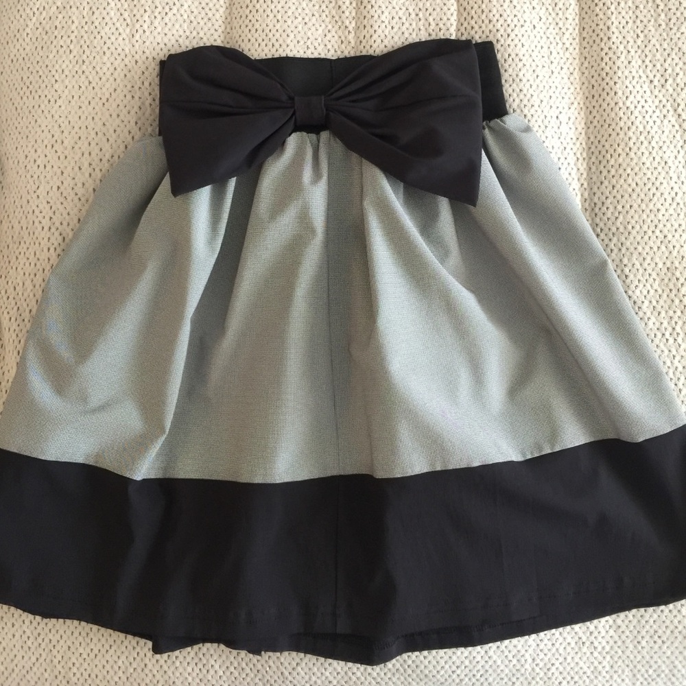 Brand new bow skirt. Size Small.
