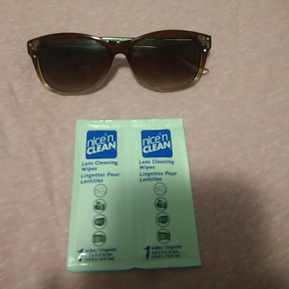 Sunglasses and 2 lense wipes