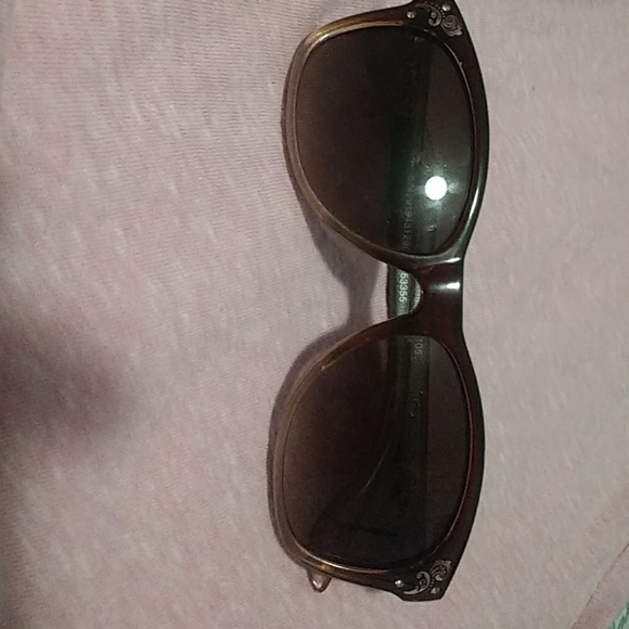 Sunglasses and 2 lense wipes - Picture 3 of 4