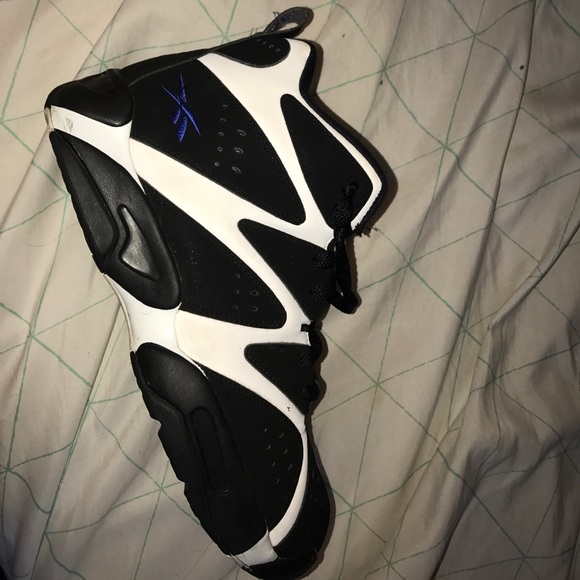 basketball shoe - Picture 1 of 1