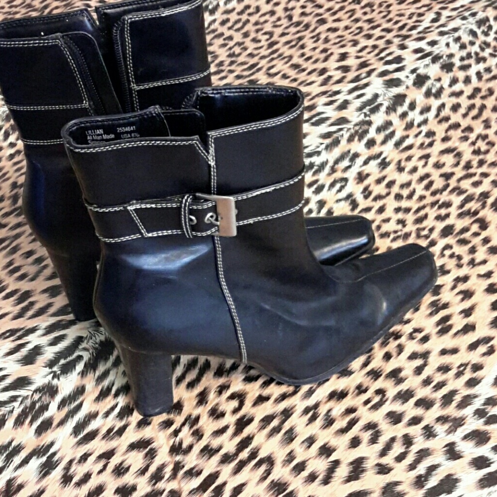 Black leather boot, like new. Sz. 8-1/2