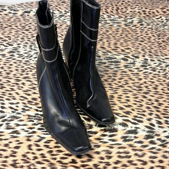 Black leather boot, like new. Sz. 8-1/2 - Picture 2 of 6