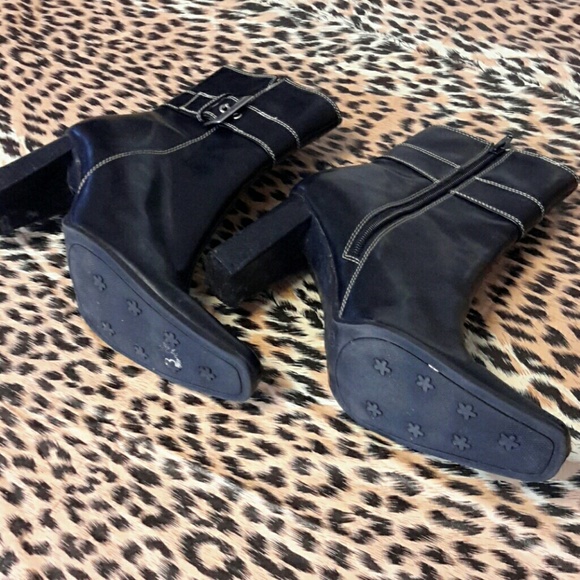 Black leather boot, like new. Sz. 8-1/2 - Picture 3 of 6