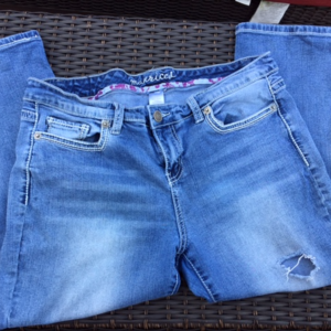 ✎ LOWEST PRICE!! Maurices Distressed Capri Jeans ✎