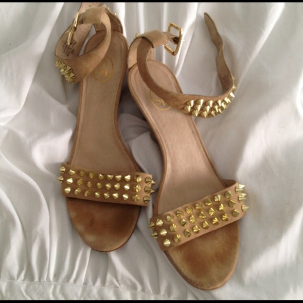 Ash Studded Wedge