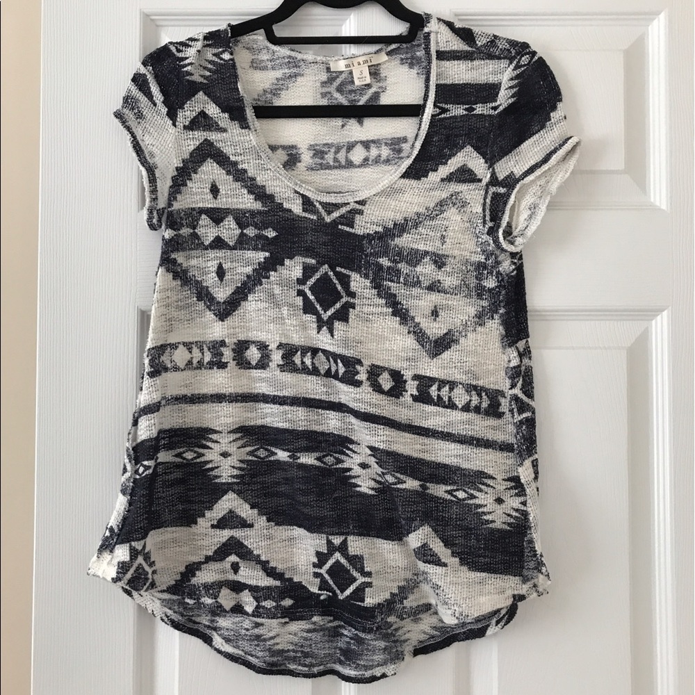 Light weight Aztec pattern knit shirt