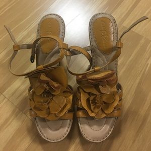 Born yellow flower sandals