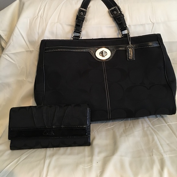 Coach Handbags - 💥AUTHENTIC SIGNATURE COACH SET💥