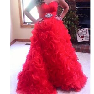 Red prom dress!!👠