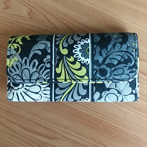 Vera Bradley Handbags - VERA BRADLEY WALLET.  BEAUTIFUL
