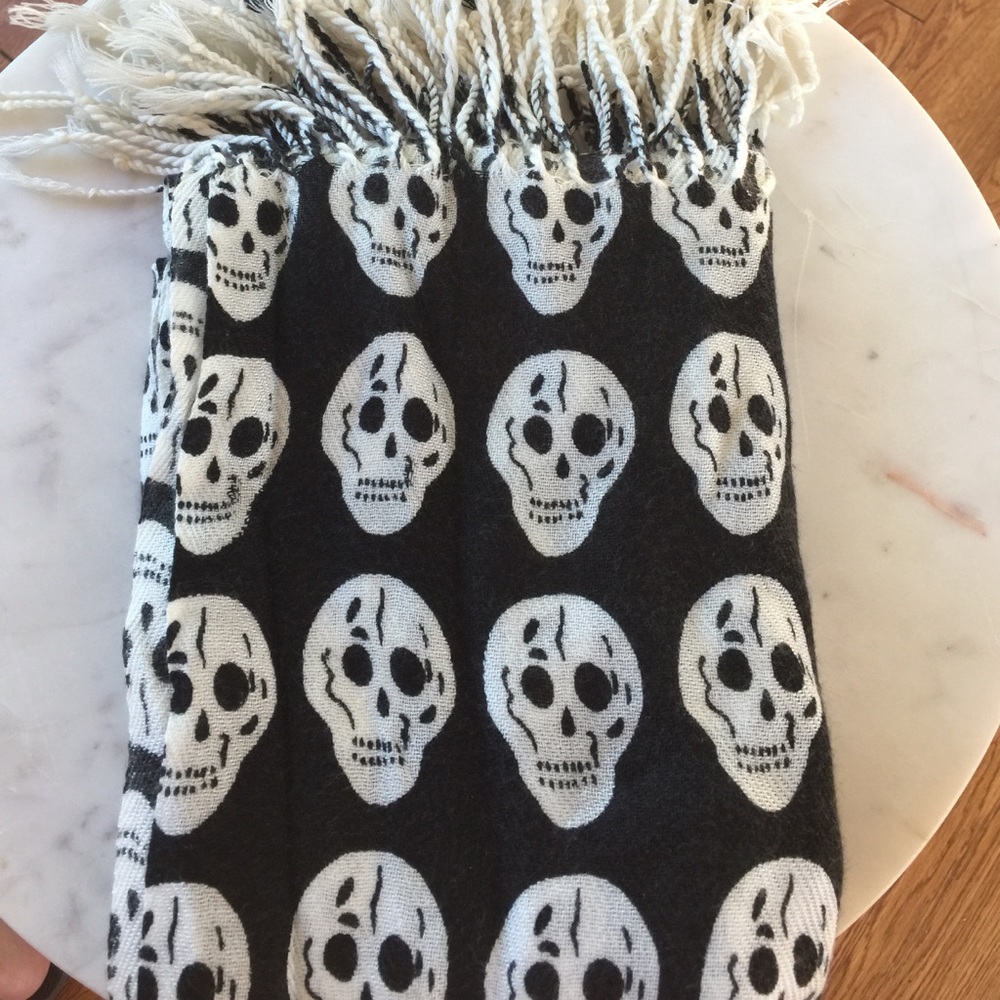 Black skull scarf