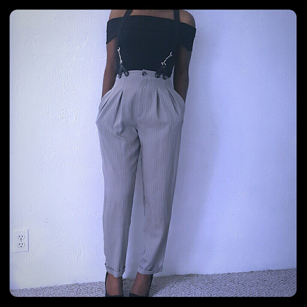 High waisted pant with detachable suspenders