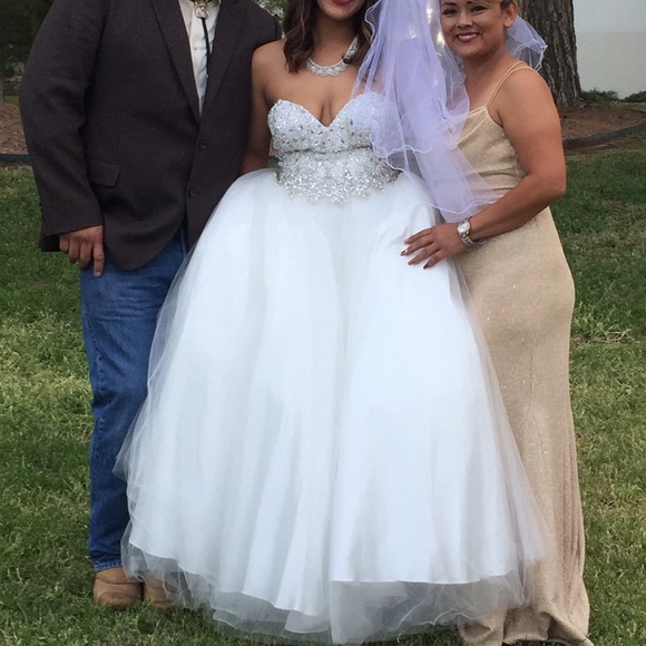 Wedding dress - Picture 1 of 3