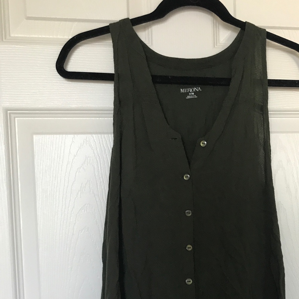 Sleeveless button up top