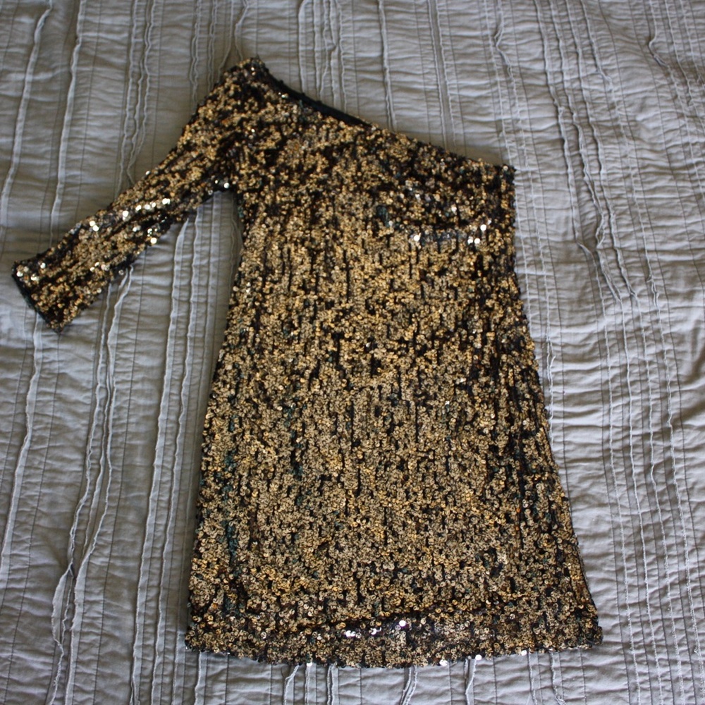 One shoulder sequined dress