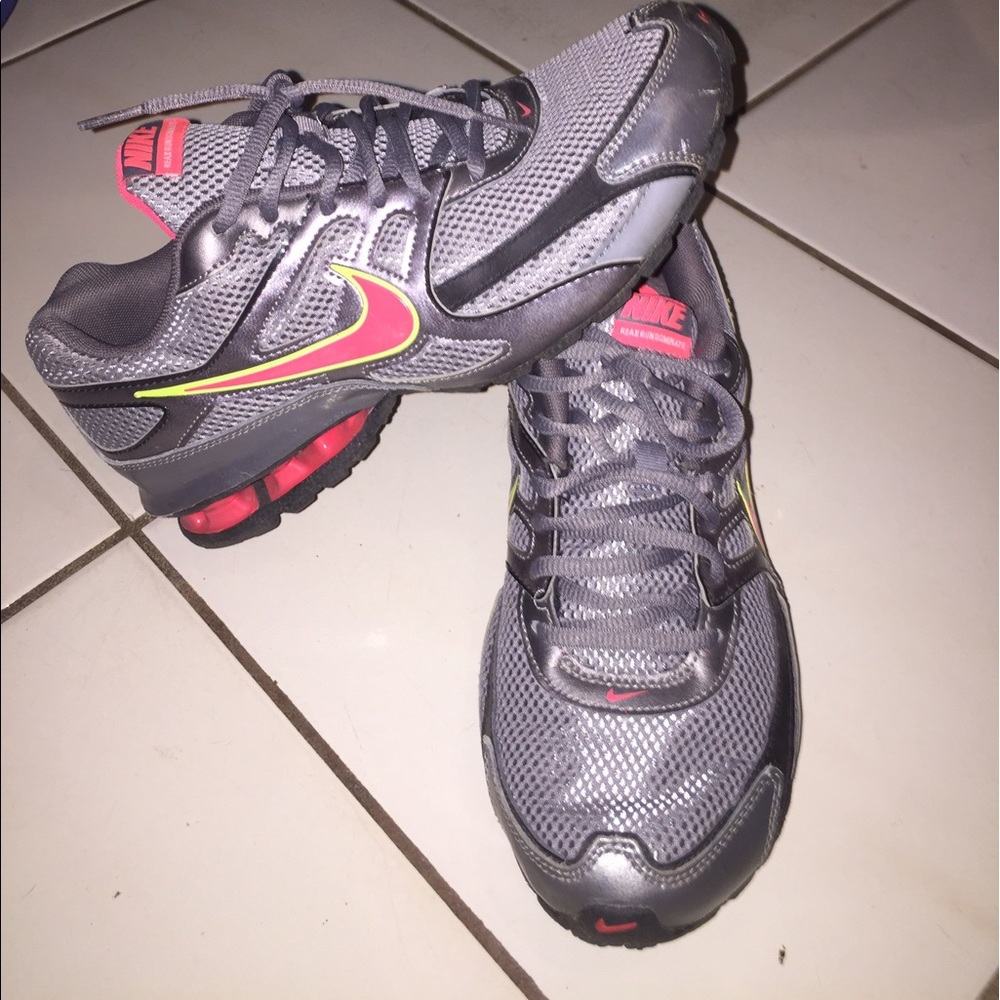 Nike Relax women's tennis shoes