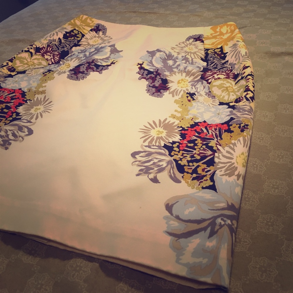 Floral pencil skirt with gold zipper