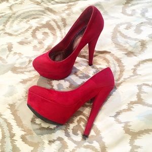 👠🚨SALE 🚨RED PUMPS 👠🗣