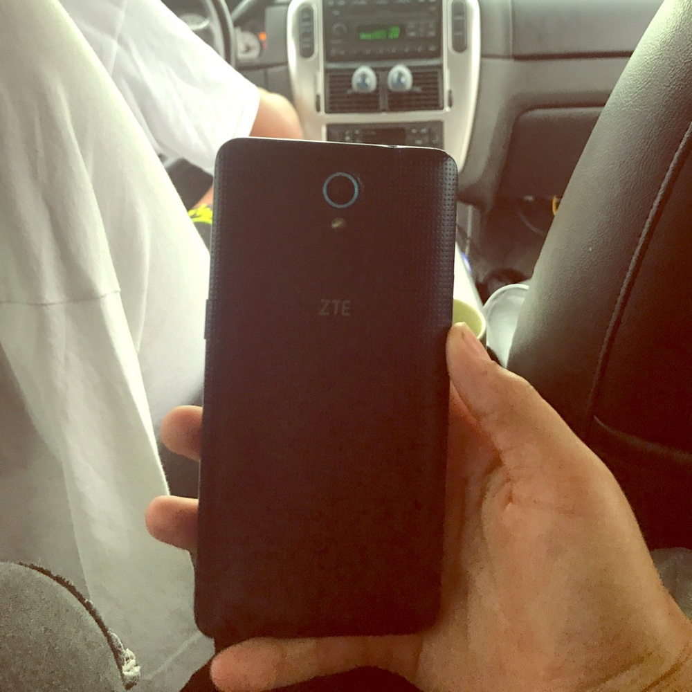 I'm selling a phone it's in good condition