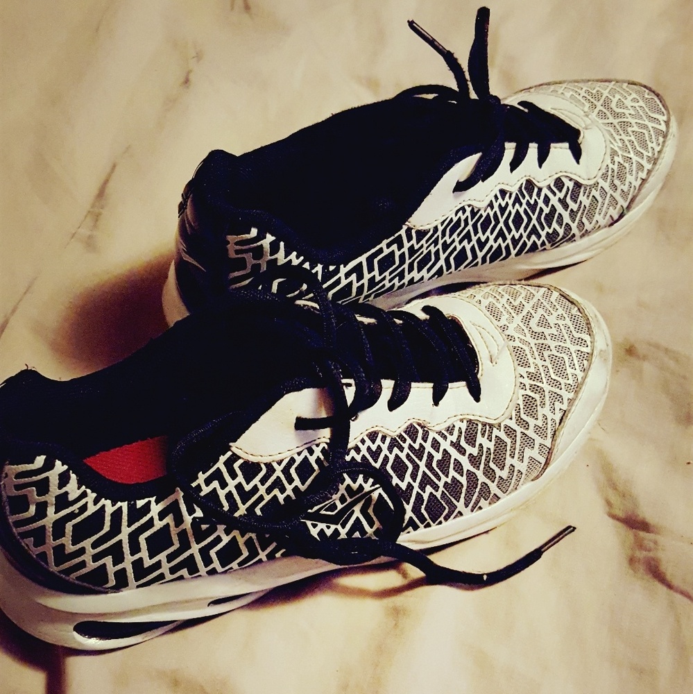 Boys Everlast sneakers size 5