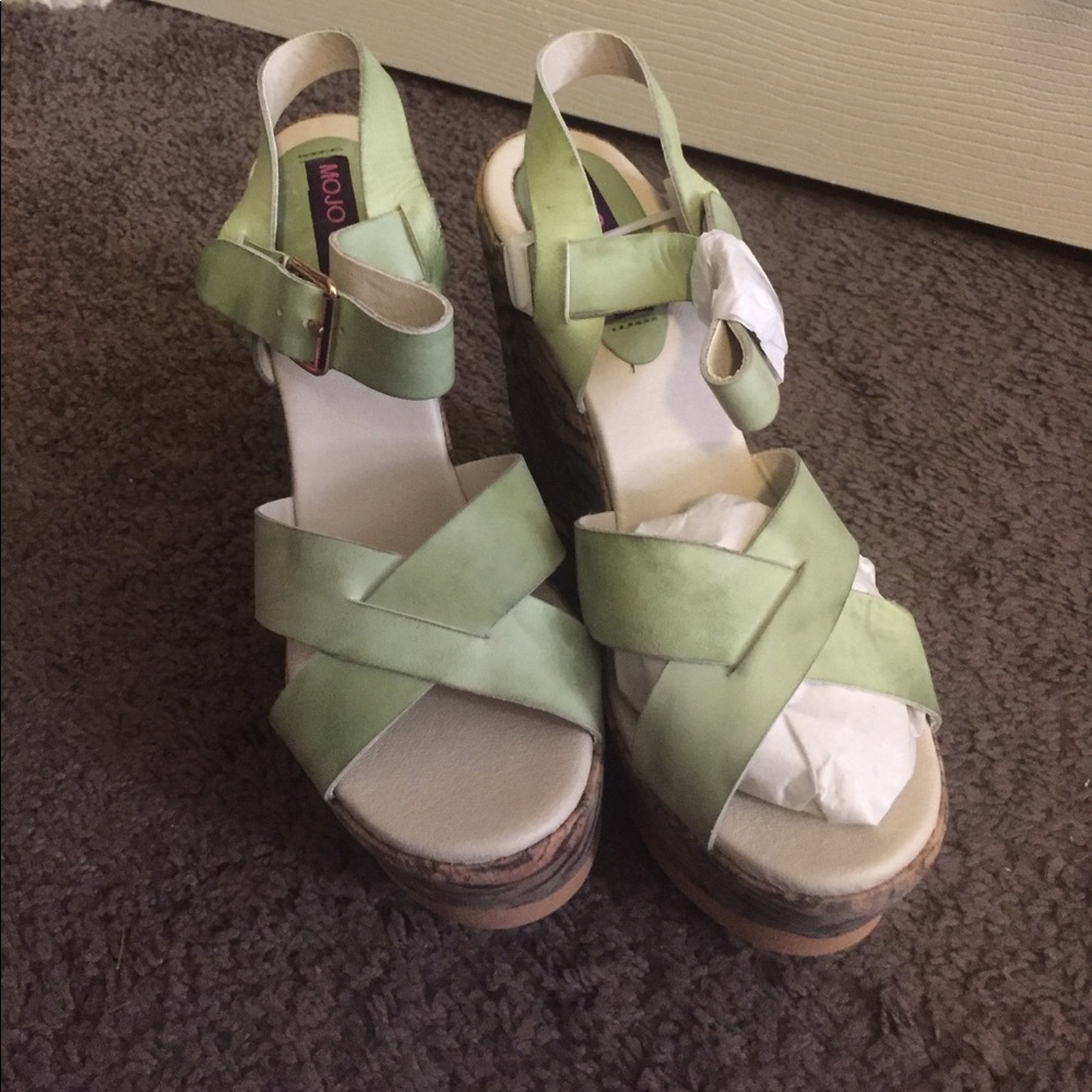NWOT... Cute wedge sandals